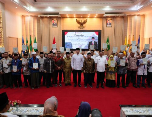 Menteri ATR/Kepala BPN Serahkan 53 Sertipikat Tanah Wakaf di Provinsi Banten