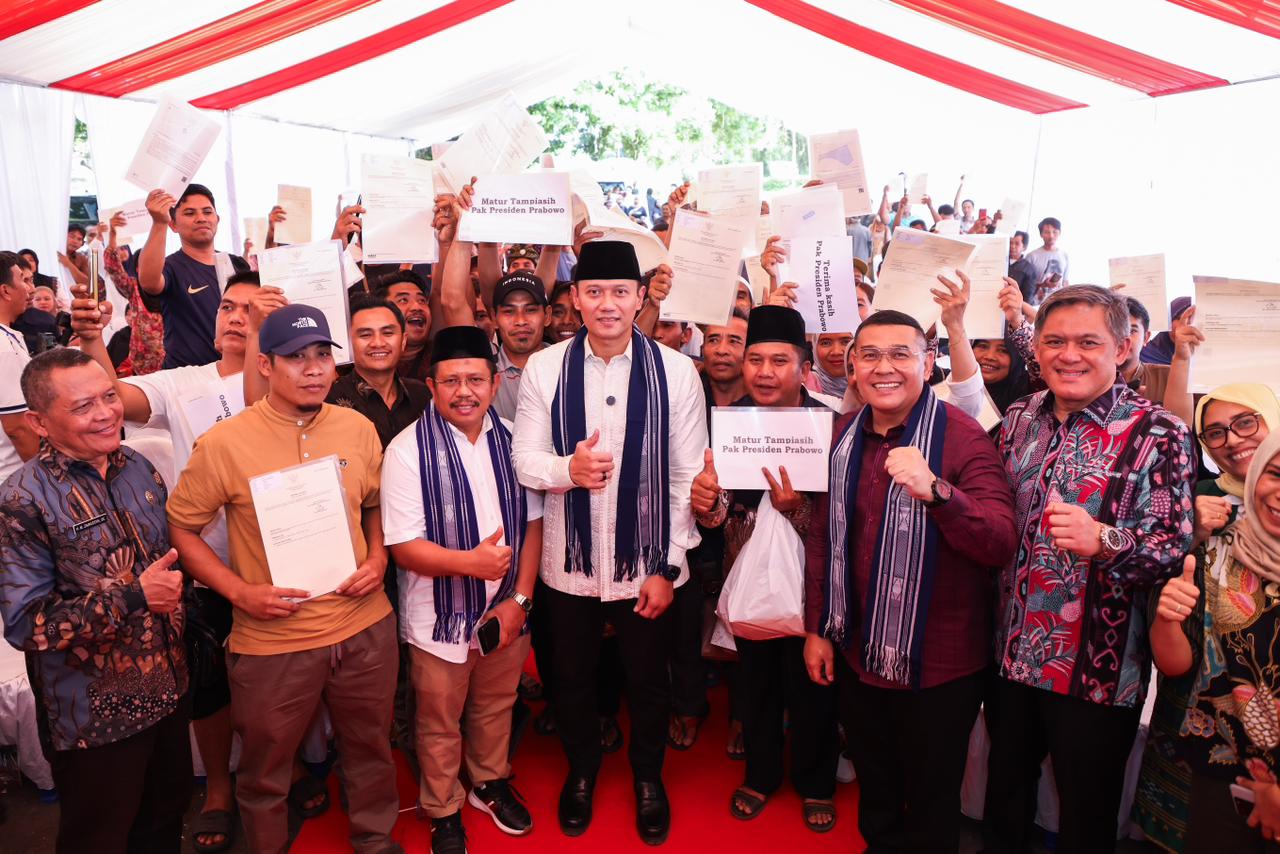 Serahkan Sertipikat Tanah di Lombok Barat, Menko AHY Dorong Kepastian Hukum dan Keadilan Agraria