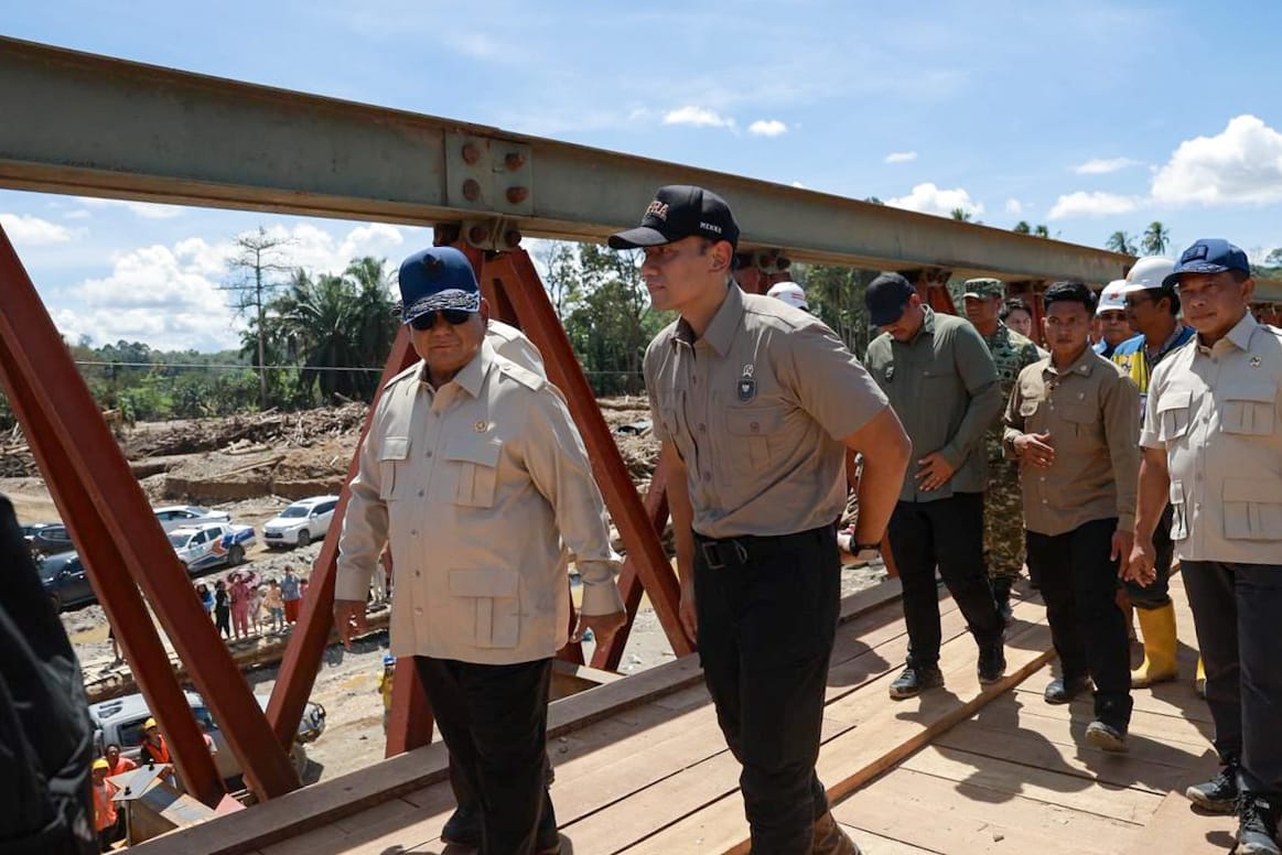 Menko AHY Dampingi Presiden Prabowo Tinjau Jembatan Bailey di Tapanuli Selatan