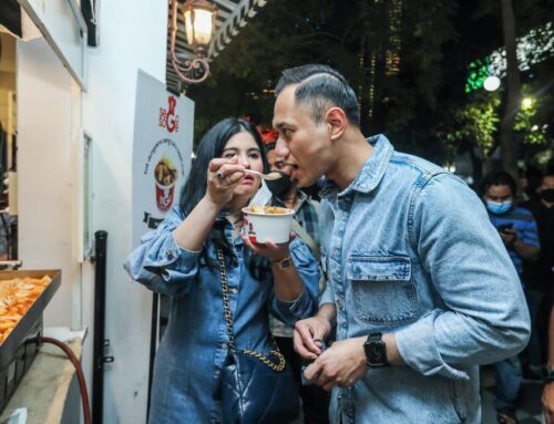 Malam Mingguan, AHY dan Annisa Mlaku-mlaku Nikmati Kuliner UMKM di Tunjungan Romansa