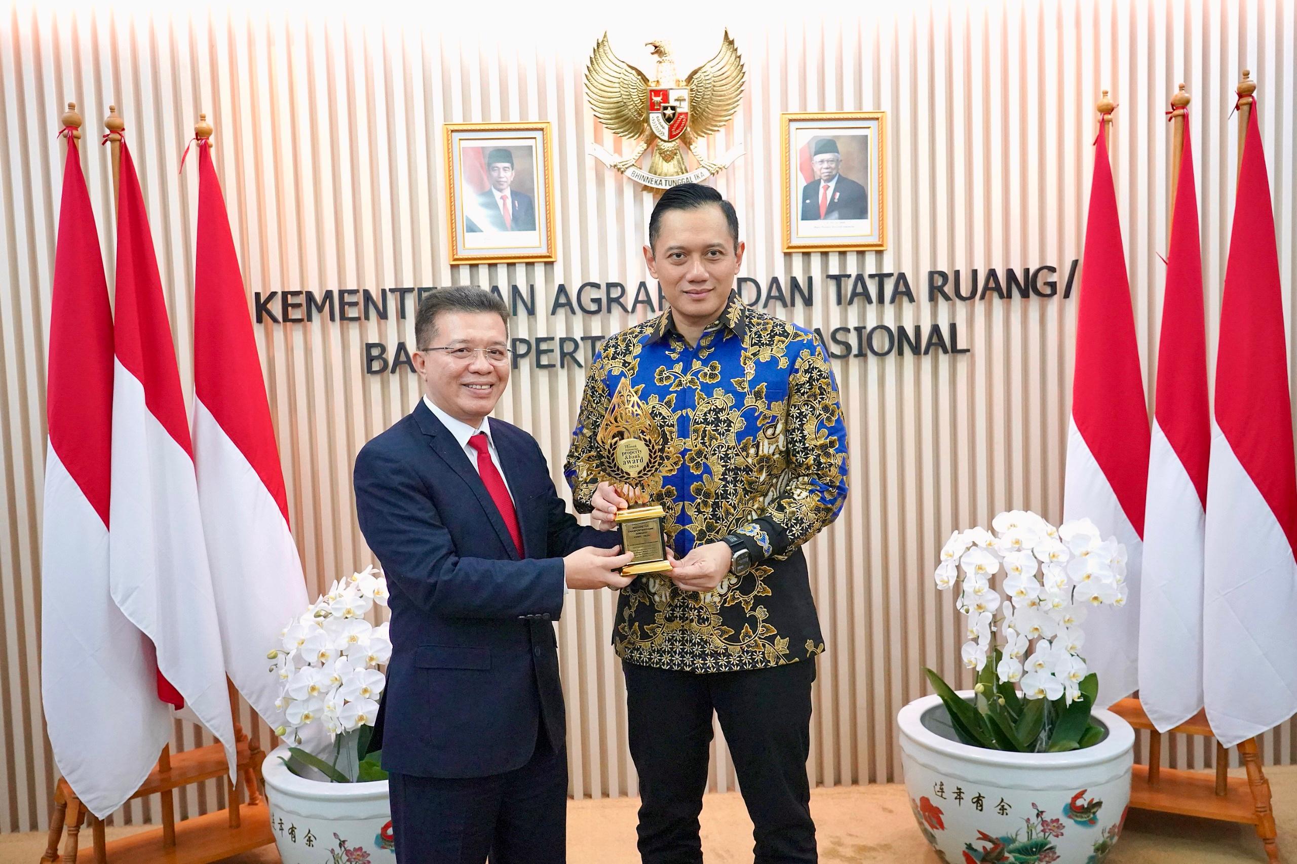 Menteri AHY Terima Penghargaan Tokoh Pendorong Investasi dalam Negeri Melalui Reforma Agraria dan Pemberantasan Mafia Tanah