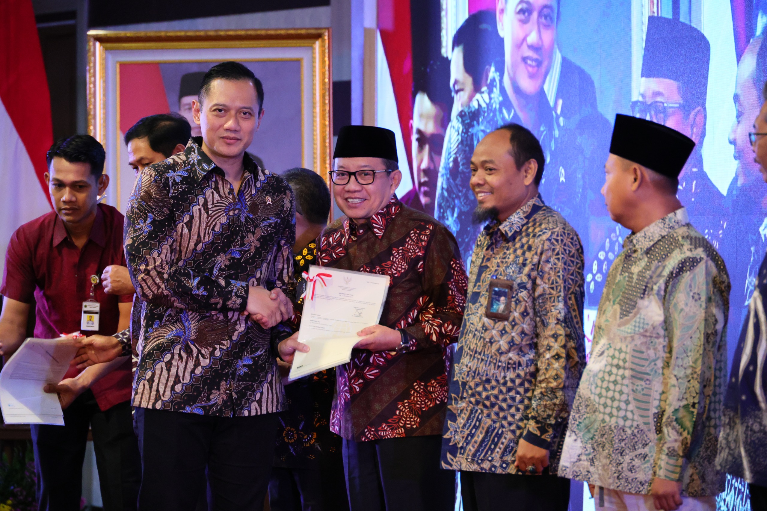 Dari Wakil Bupati Sampai Masyarakat Apresiasi Program Sertipikat Elektronik yang Diserahkan Menteri AHY di JatengDari Wakil Bupati Sampai Masyarakat Apresiasi Program Sertipikat Elektronik yang Diserahkan Menteri AHY di Jateng