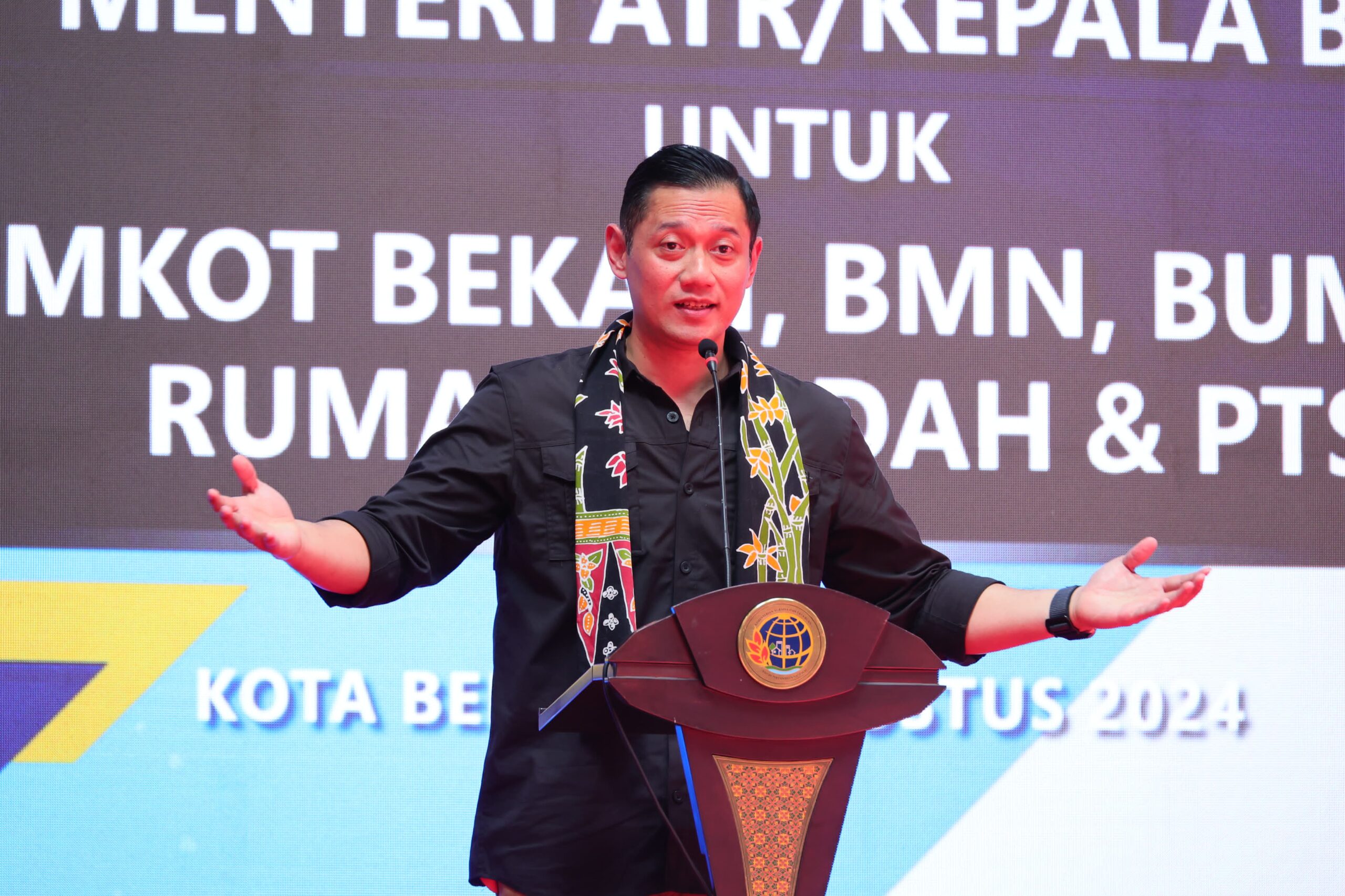 Serahkan Sertipikat Tanah Elektronik di Kota Bekasi, Menteri AHY Apresiasi Kolaborasi Kantor Pertanahan dengan Pemerintah Kota