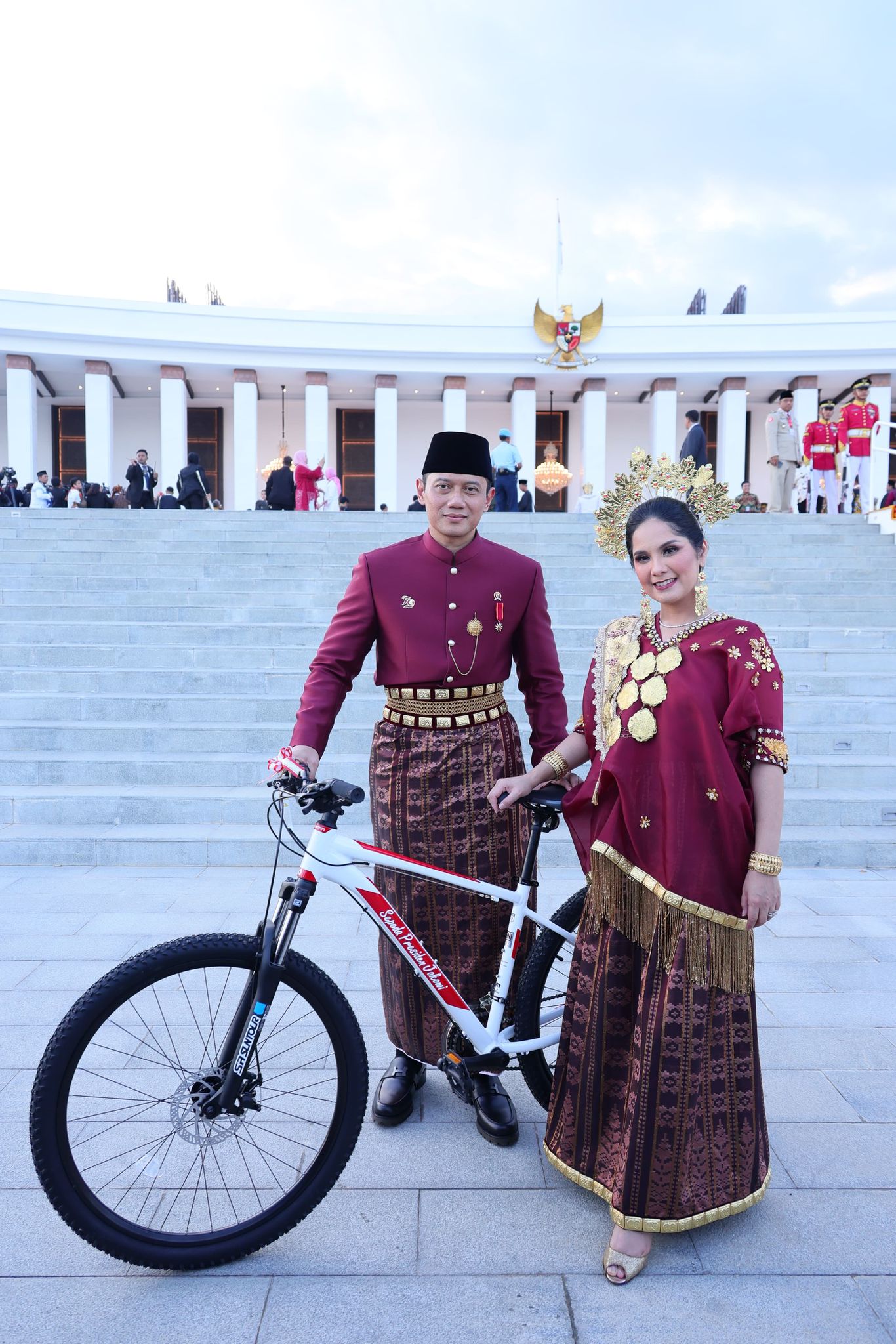 Menangkan Busana Adat Terbaik pada Upacara Penurunan Bendera Sang Merah Putih, Menteri AHY: Tradisi yang Baik untuk Lestarikan Budaya
