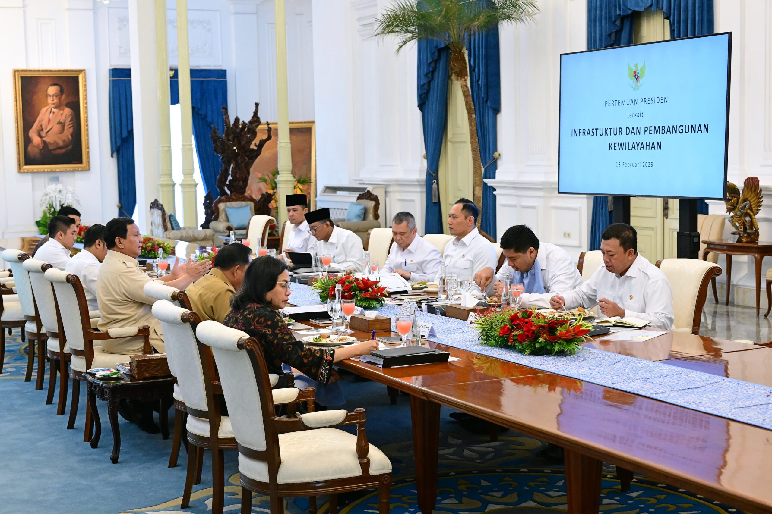 Menko AHY Hadiri Rapat Terbatas dengan Presiden, Bahas Prioritas Infrastruktur, Transportasi Lebaran, dan Pembangunan Kewilayahan di Papua