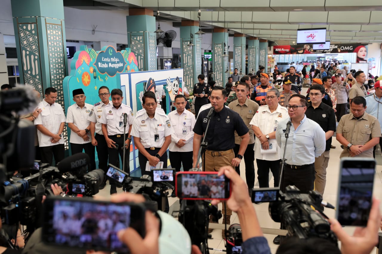 Tinjau Arus Mudik di Stasiun Pasar Senen, Menko AHY Pastikan Kesiapan Infrastruktur Transportasi