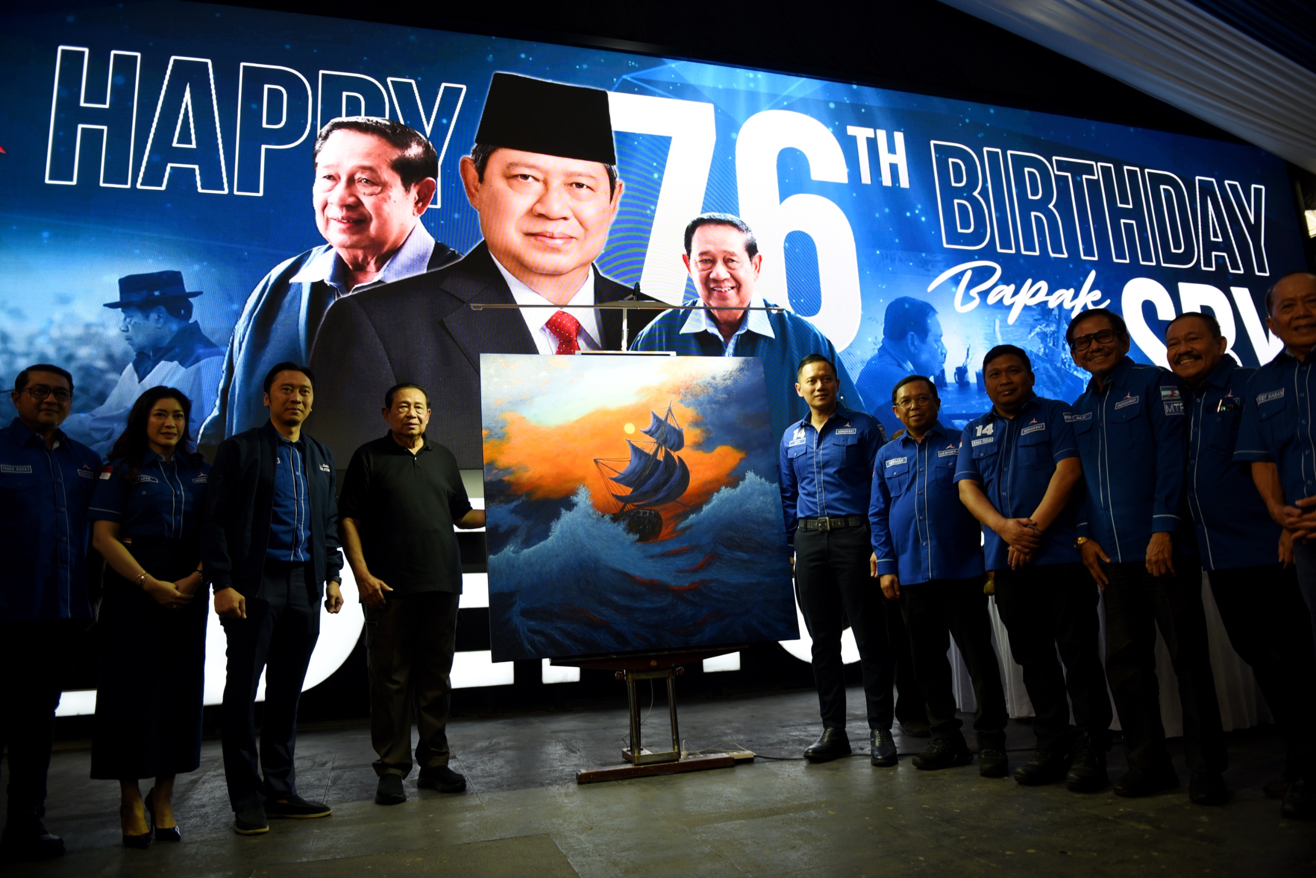 Rayakan HUT ke-24, SBY Serahkan Lukisan 'Only The Strong' Kepada Kader Demokrat