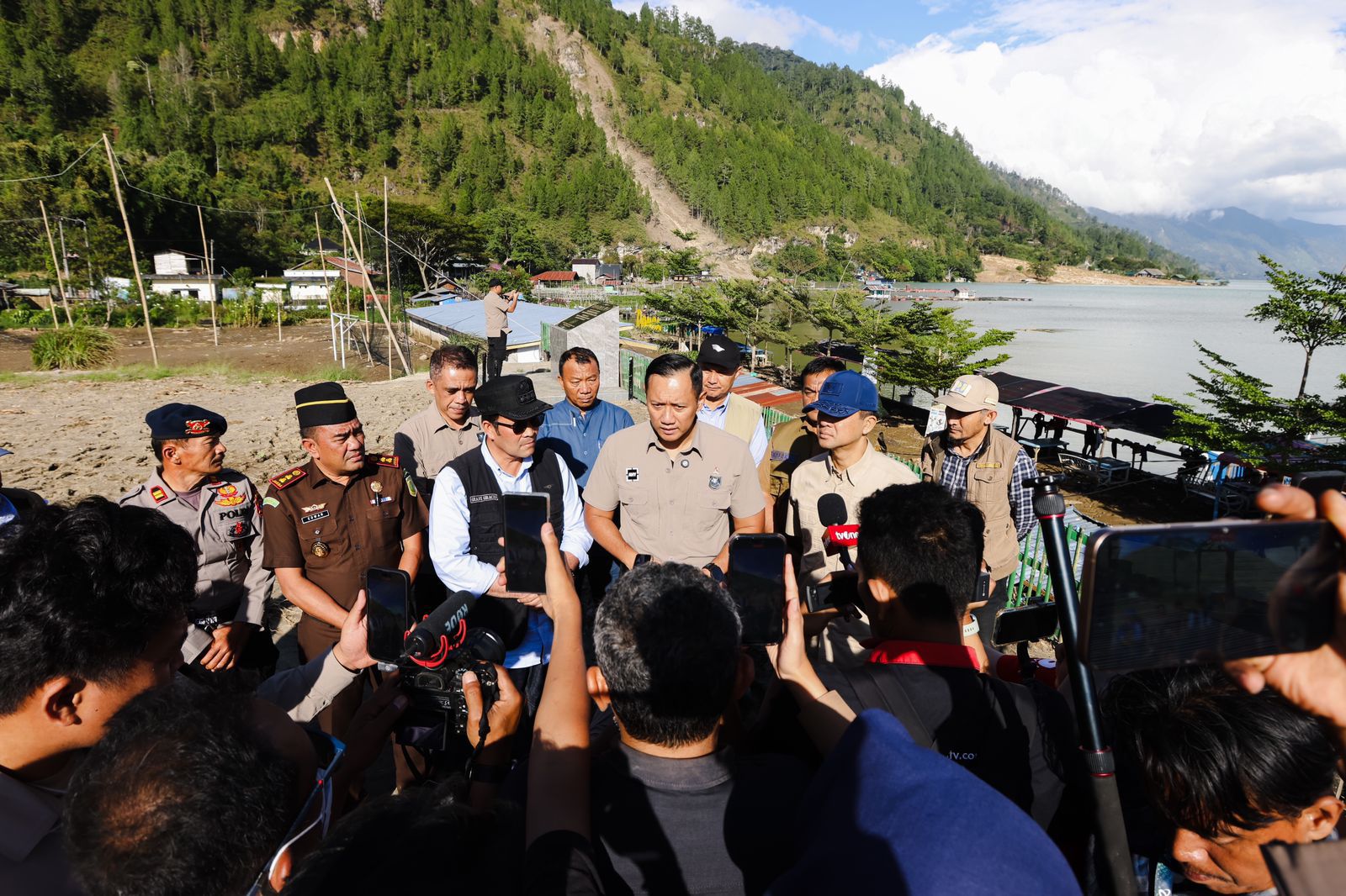 Bawa Bantuan Pemerintah ke Aceh Tengah, Menko AHY Pastikan Pemulihan Infrastruktur Vital untuk Warga Terdampak