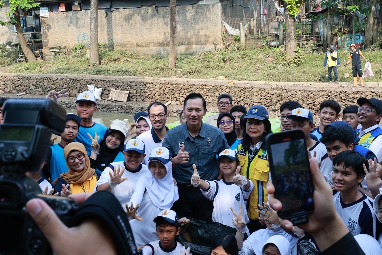 Susuri Sungai Ciliwung, Menko AHY Ajak Masyarakat Jaga Sungai Melalui Gerakan Bakti Sungai Nusantara